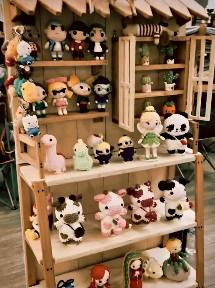Panel Multiusos en un punto de venta, con sus estantes llenos de muñecos tejidos