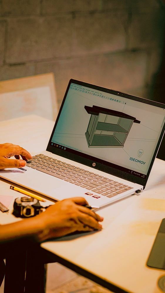 Modelo 3D de un mueble en la pantalla de una computadora, con el logo de IDEOMOV