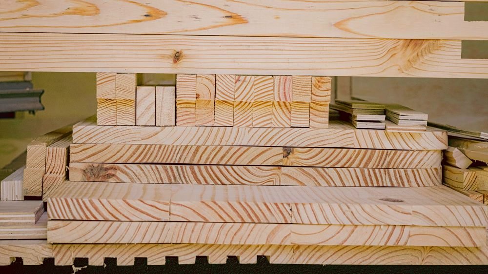 Tablas y listones de pino cortados a medida y apilados en el taller